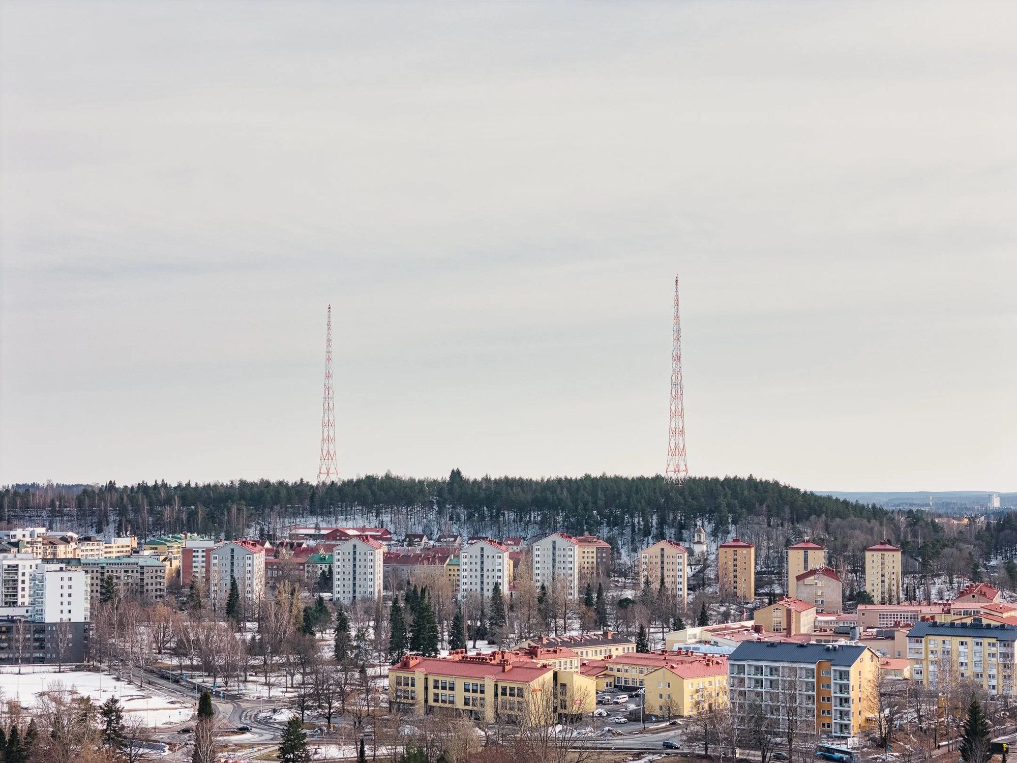 Lahden kerrostaloja ja Radiomäen mastot